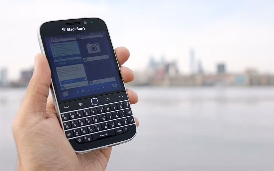 Ưu điểm lớn nhất của BlackBerry Classic là khung viền sáng bóng bẩy, màn hình 3.5 inch, vi xử lý Qualcomm MSM 8960 xung nhịp 1,5GHz, RAM 2GB, và bộ nhớ trong 16GB. Ảnh: Engadget.