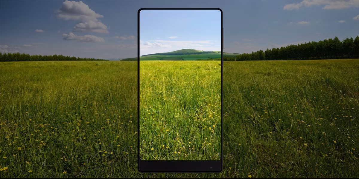 Xiaomi Mi Mix chính là chiếc smartphone hâm nóng cuộc chiến thiết kế màn hình không viền trên điện thoại. Những tin đồn về màn hình không viền của Samsung Galaxy S8 trong năm 2017 đang làm sống dậy xu hướng mới của thị trường smartphone. Ảnh: Androidcentral.