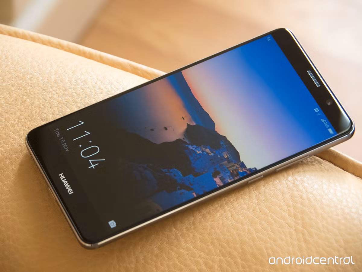 Trong khi đó Huawei đã có được chiếc điện thoại tuyệt vời với phần mềm khá. Chính vì vậy, hãng sản xuất điện thoại lớn của Trung Quốc này hứa hẹn sẽ trở thành đối thủ chính của Samsung trong năm 2017 tại Châu Âu. Ảnh: Androidcentral.