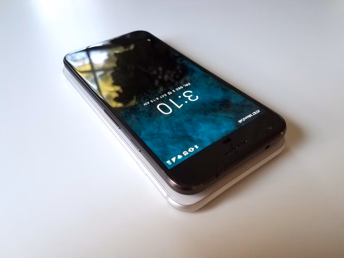 Tính năng Doze của Android giúp giảm tiêu thụ điện năng của Pixel. Nhờ đó, pin của Pixel có tuổi thọ cao hơn iPhone. Ảnh: Cnet.