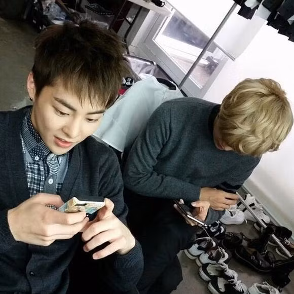 Anh chàng điển trai Xiumin (EXO) trang trí chiếc iPhone 5 bằng ốp điện thoại bắt mắt. Ảnh: Alkpop.