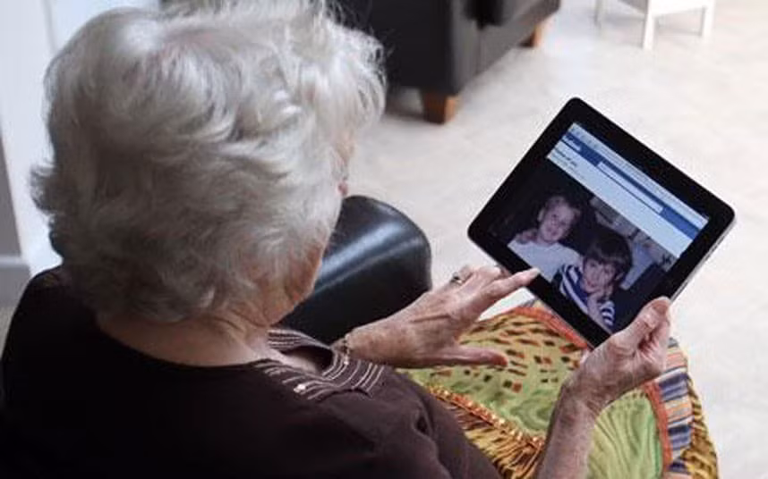 Xem lũ trẻ làm gì trên Facebook nào? Ảnh: The Telegraph.