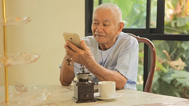 Thì ra smartphone cũng đơn giản thôi mà. Ảnh: Getty Images.