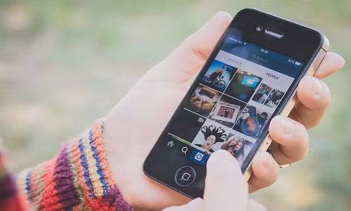 Hầu hết các bạn trẻ dùng iPhone đều sử dụng Instagram để chia sẻ hình ảnh. Ngày càng có nhiều ứng dụng cho phép người dùng chia sẻ ảnh miễn phí với bạn bè nhưng điều này không làm giảm lãi suất người Instagram. Ảnh: BI.