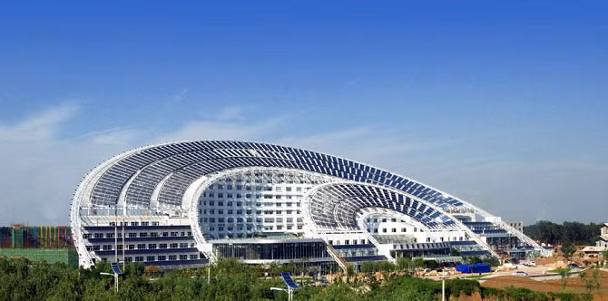  1. Những tòa nhà sử dụng năng lượng sạch từ thiên nhiên. Hiện trên toàn thế giới, các tập đoàn lớn đang dẫn đầu trong việc xây dựng những văn phòng sử dụng năng lượng mặt trời mà không cần phải sử dụng nhiên liệu hóa thạch. Frog dự báo phát minh này sẽ trở thành xu hướng công nghệ trong năm 2017. Giờ đây gạch đã có thể phát triển từ vi khuẩn, xi-măng hút khí CO2, hay hệ thống làm mát của tòa nhà chính là từ gió tự nhiên.