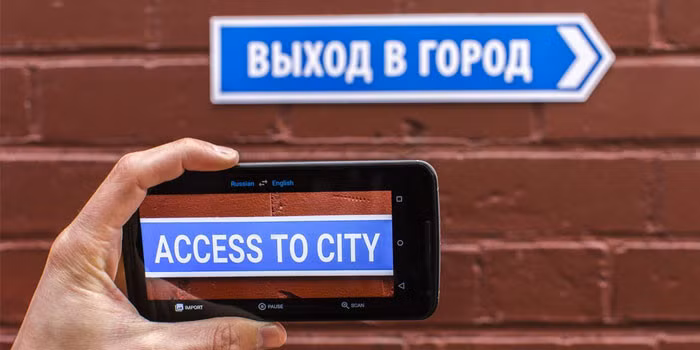Với ứng dụng Microsoft Translator và Google Translate, người dùng có thể sử dụng camera của thiết bị di động để dịch nhanh văn bản mà không phải mất thời gian thủ công nhập chúng vào công cụ dịch văn bản. Ảnh: Cnet.
