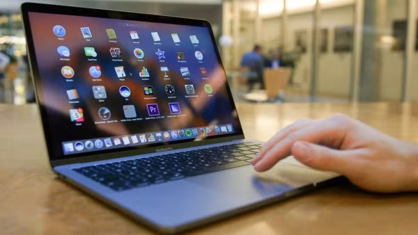 MacBook Pro 2016 có 3 phiên bản: một phiên bản màn hình 15-inch, và hai phiên bản 13-inch trong đó một phiên bản với Touch Bar, và một phiên bản không có Touch Bar. Ảnh: Trusted Reviews.