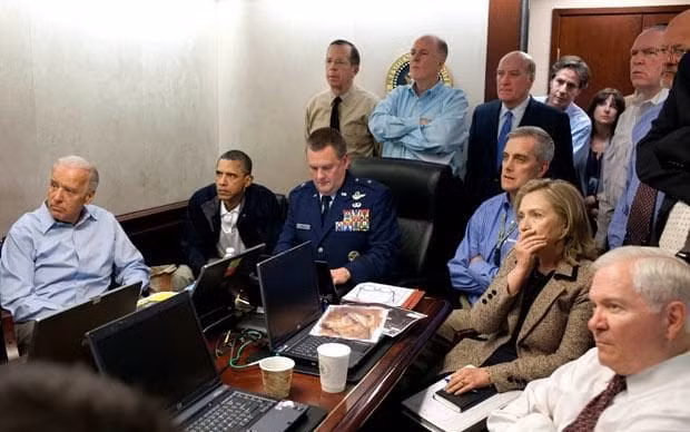 Bức ảnh Tổng thống Obama cùng các thành viên cơ quan an ninh quốc gia theo dõi diễn biến cuộc truy quét trùm khủng bố Osama bin Laden do Nhà Trắng công bố đã được photoshop xử lý xóa các tập tài liệu trên bàn.