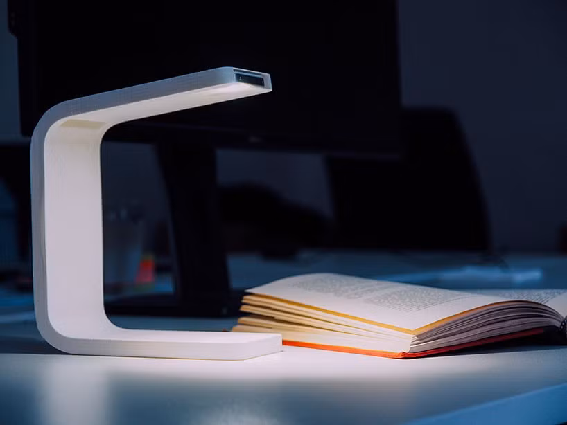 Tận dụng đèn flash trên iPhone thành một chiếc đèn để bàn vô cùng thú vị. Ảnh: Designboom.