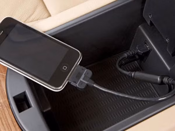 Tương tự như camera theo dõi trên xe hơi, bạn có thể thay đầu CD trong xe bằng chiếc iPhone cũ. Ảnh: PC World.