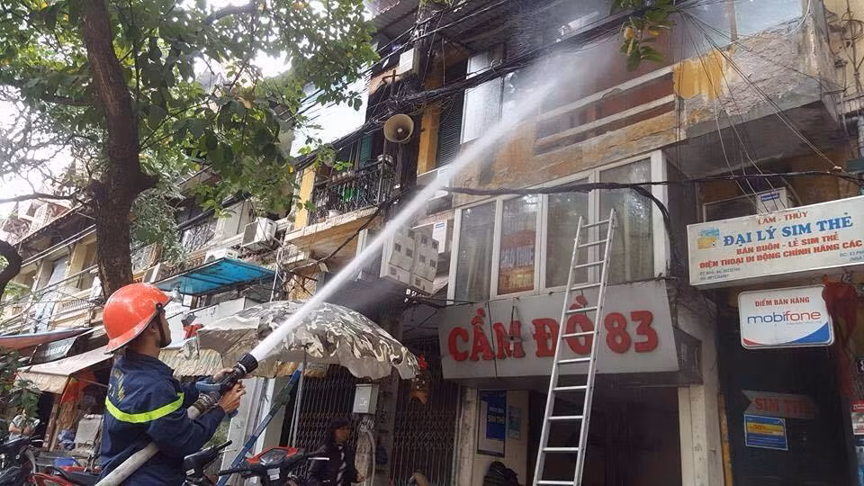 Đến 13h đam cháy vẫn chưa được khống chế, đã có 4 xe PCCC có mặt tại hiện trường.