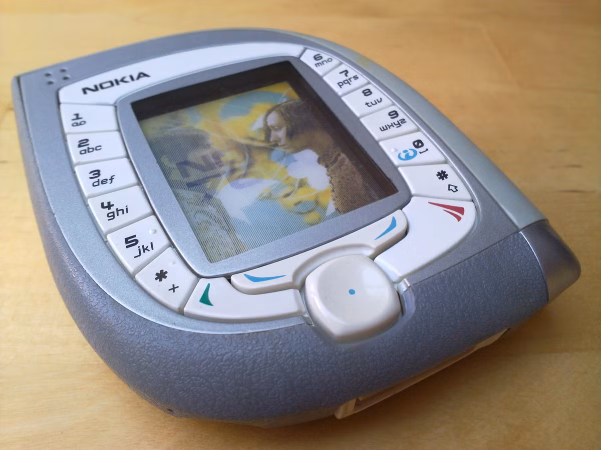 Ra mắt vào năm 2003, Nokia 7600 được xem là mẫu điện thoại Nokia cổ có hình dáng độc đáo nhất từ trước đến nay. Ảnh: Wiki.