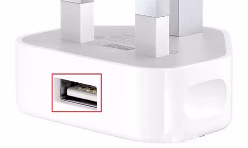 Chân tiếp xúc trên củ sạc iPhone chính hãng được làm bằng đồng. Ảnh: Wectech.