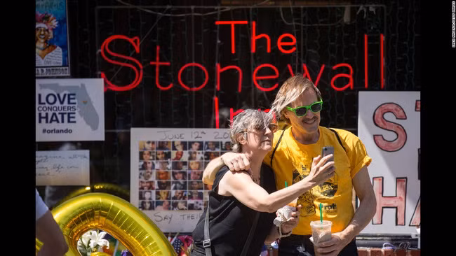 Hai người tại New York selfie trước Stonewall Inn - một biểu tượng của phong trào vận động vì quyền của người đồng tính. Vài ngày sau, nơi đây được chọn là công trình quốc gia đầu tiên để ghi dấu các phong trào vận động về quyền của cộng đồng LGBT tại Mỹ.