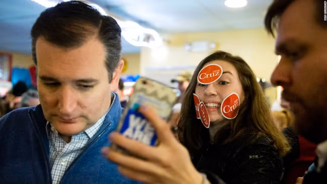 Một người phụ nữ cố gắng selfie với Thượng nghị sĩ Mỹ Ted Cruz.