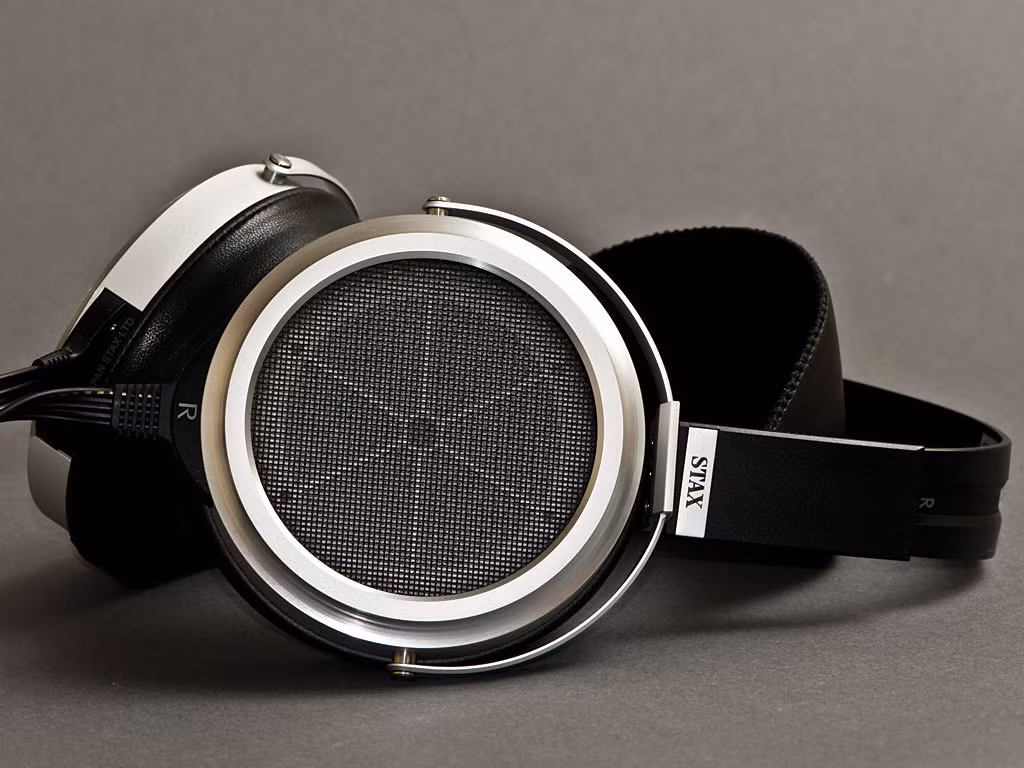 Chiếc tai nghe Stax SR-009 là niềm tự hào của ngành công nghệ Nhật Bản. Với giá bán khoảng 4.450 USD, Stax SR-009 không gây ấn tượng bởi vẻ ngoài nhưng thực sự khiến người dùng nể phục ở thiết kế bên trong. Ảnh: Tech.