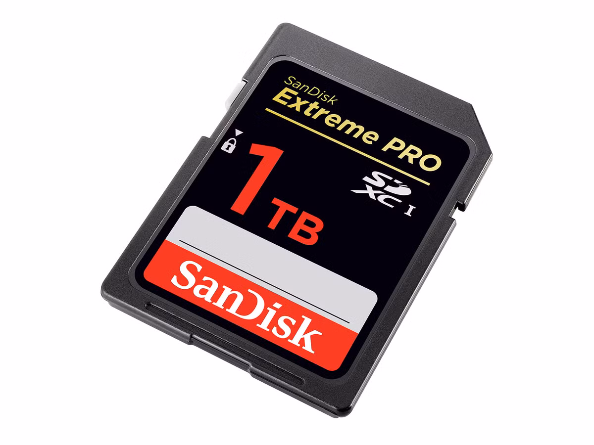 Mẫu thẻ nhớ SD dung lượng 1TB khiến con người kỳ vọng nhiều hơn vào một chiếc smartphone có bộ nhớ cực lớn cùng thẻ nhớ mở rộng có dung lượng cao, đáp ứng nhu cầu lưu trữ vô hạn của con người. Ảnh: Smartphone Straight Talk.