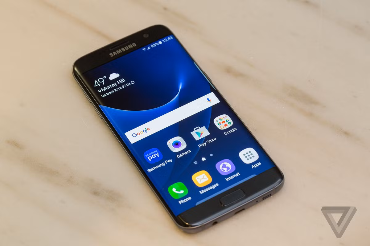 Nhờ công nghệ modem thu sóng mới, tốc độ LTE sẽ được cải thiện. Smartphone như Samsung Galaxy S7 và iPhone 7 của Apple có thể tải dữ liệu qua mạng LTE với tốc độ tối đa 600MBps. Ảnh: The Verge.