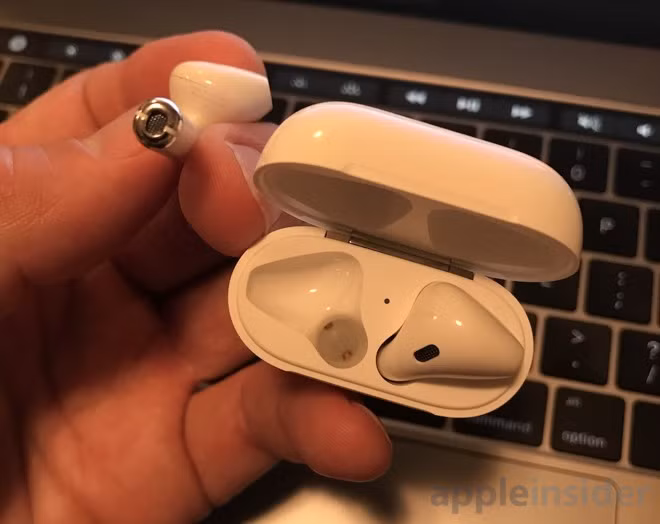 Chỉ cần cắm tai nghe vào hộp, đèn LED sáng lên màu cam là báo hiệu thiết bị đang được sạc. Ảnh: Appleinsider.