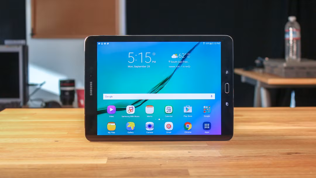 Bên cạnh điện thoại, Samsung còn trình làng bộ đôi máy tính bảng Galaxy Tab S3 vào quý 1/2017. Máy sẽ sở hữu màn hình 9.7 inch và thiết kế kim loại tương tự người tiền nhiệm. Ảnh: TechRadar.
