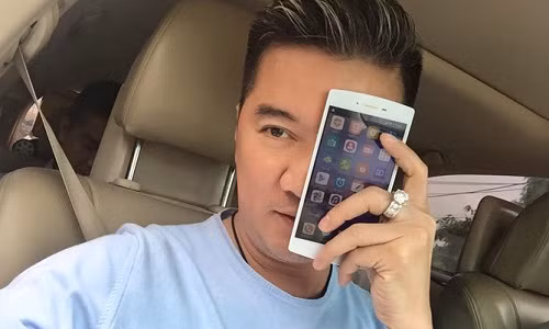 Mr Đàm chọn Bphone bản 128GB. Ảnh: Facebook Đàm Vĩnh Hưng.