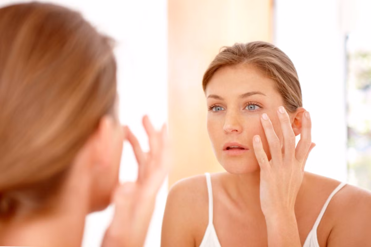 Không chuyển đổi sản phẩm chăm sóc da quá thường xuyên: Hầu hết mọi người từ bỏ các sản phẩm chăm sóc da quá nhanh. Phải mất 21 ngày để một tế bào da được tạo ra và di chuyển đến bề mặt đỉnh của lớp biểu bì. Vì vậy, nếu bạn đang thử một loại kem chống lão hóa da mới, hãy cho nó tối thiểu bốn tuần để thấy nó hoạt động hiệu quả. Ảnh iStock