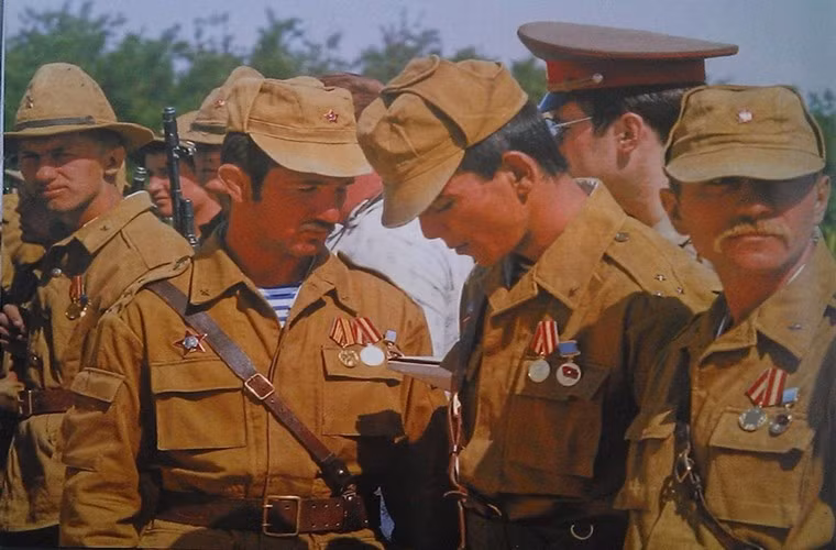 Hình ảnh về Chiến tranh Afghanistan trong giai đoạn 2001 cho đến nay đã quá quen thuộc trên báo chí nhưng ít ai biết rằng trong những năm 1978-1992 cũng có một cuộc chiến khác ở quốc gia Trung Á này, tuy nhiên không phải giữa Mỹ và Taliban mà lại là Liên Xô với Mujahidden.