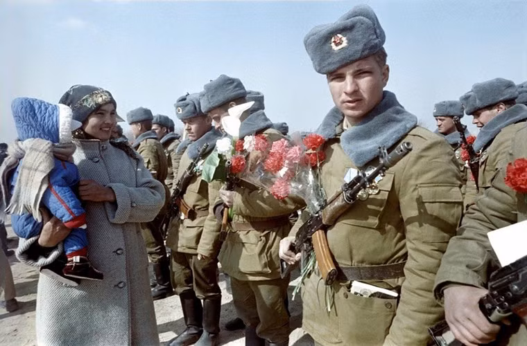 Hình ảnh binh sĩ Liên Xô trở về nước sau khi tham chiến tại Afghanistan.