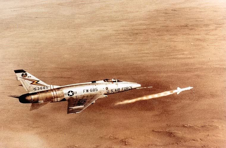 Do đó, khi đưa AGM-12 Bullpup vào Việt Nam, người Mỹ đặt nhiều kỳ vọng với loại vũ khí này. Thế nhưng, thực tế AGM-12 đã bộc lộ nhiều điểm yếu dẫn tới thất bại thảm hại khiến giới quân sự Mỹ “điếng người”. Tháng 4/1964, Mỹ huy động một lượng lớn máy bay mang theo AGM-12 Bullpup thực hiện phi vụ không kích cầu Hàm Rồng, Thanh Hóa nhưng thất bại. Nguyên nhân được cho là đầu đạn AGM-12 quá yếu, không gây thiệt hại lớn. Nguồn ảnh: Pinterest