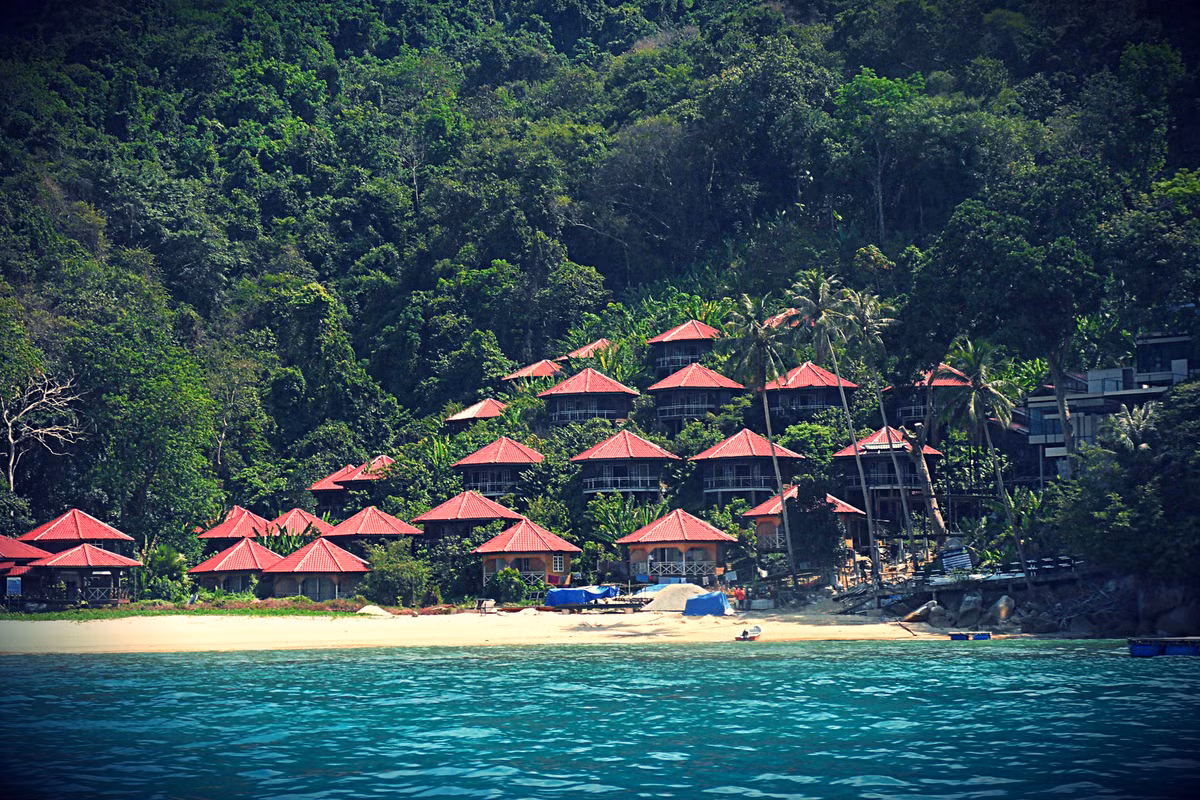 Perhentian là nhóm đảo nhỏ thuộc bang Terengganu gồm hai đảo chính Perhentian Besar và Perhentian Kecil, bao quanh là những rạn san hô với nhiều bãi biển tuyệt đẹp được ví như thiên đường biển đảo ở Malaysia. Ảnh: GGD.
