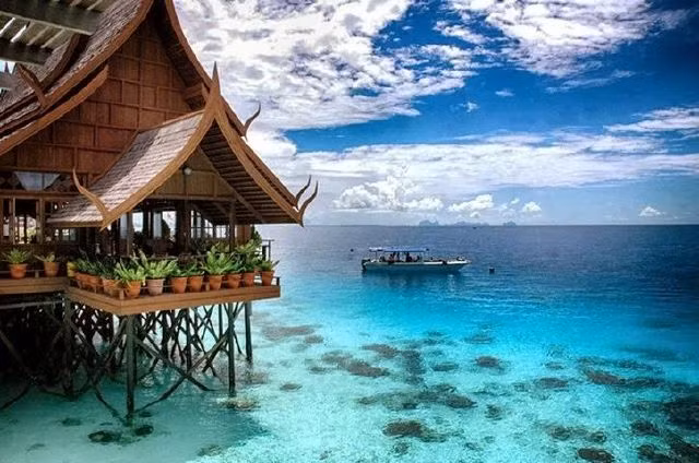 Đây là một trong những điểm du lịch hấp dẫn nhất tại Malaysia với nhiều cảnh quan và hoạt động vui chơi giải trí và thường được ví là thiên đường hạ giới Maldives của Đông Nam Á. Ảnh: Wiki.
