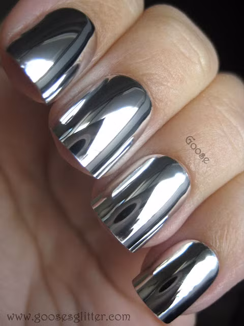 Hiện nay, trên thị trường đang bắt đầu bán rất nhiều bột mạ chrome để phục vụ cho công cuộc làm đẹp của phái nữ.