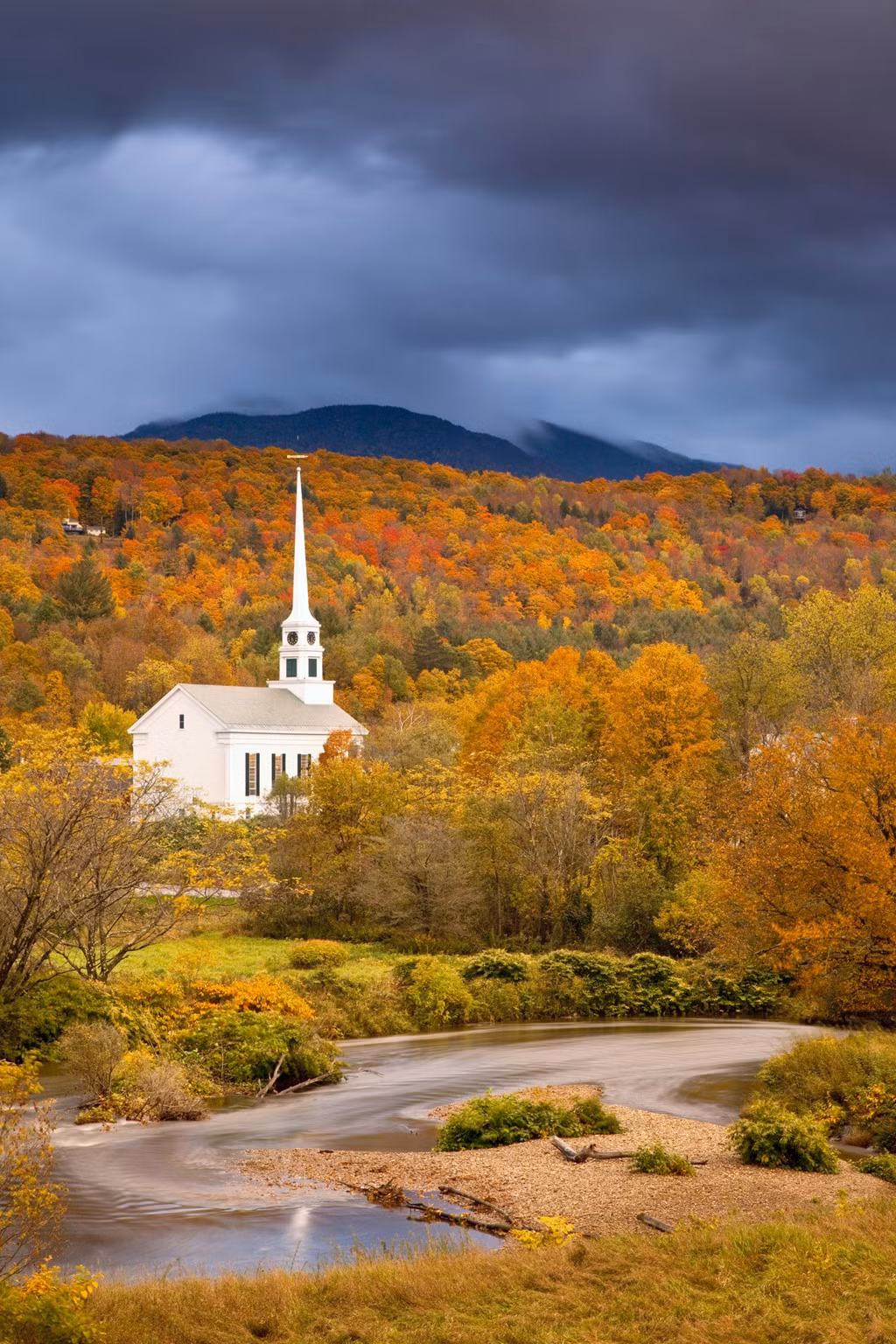 Phong cảnh mùa thu ở nhà thờ Stowe, Vermont, Mỹ đẹp như một bức tranh.