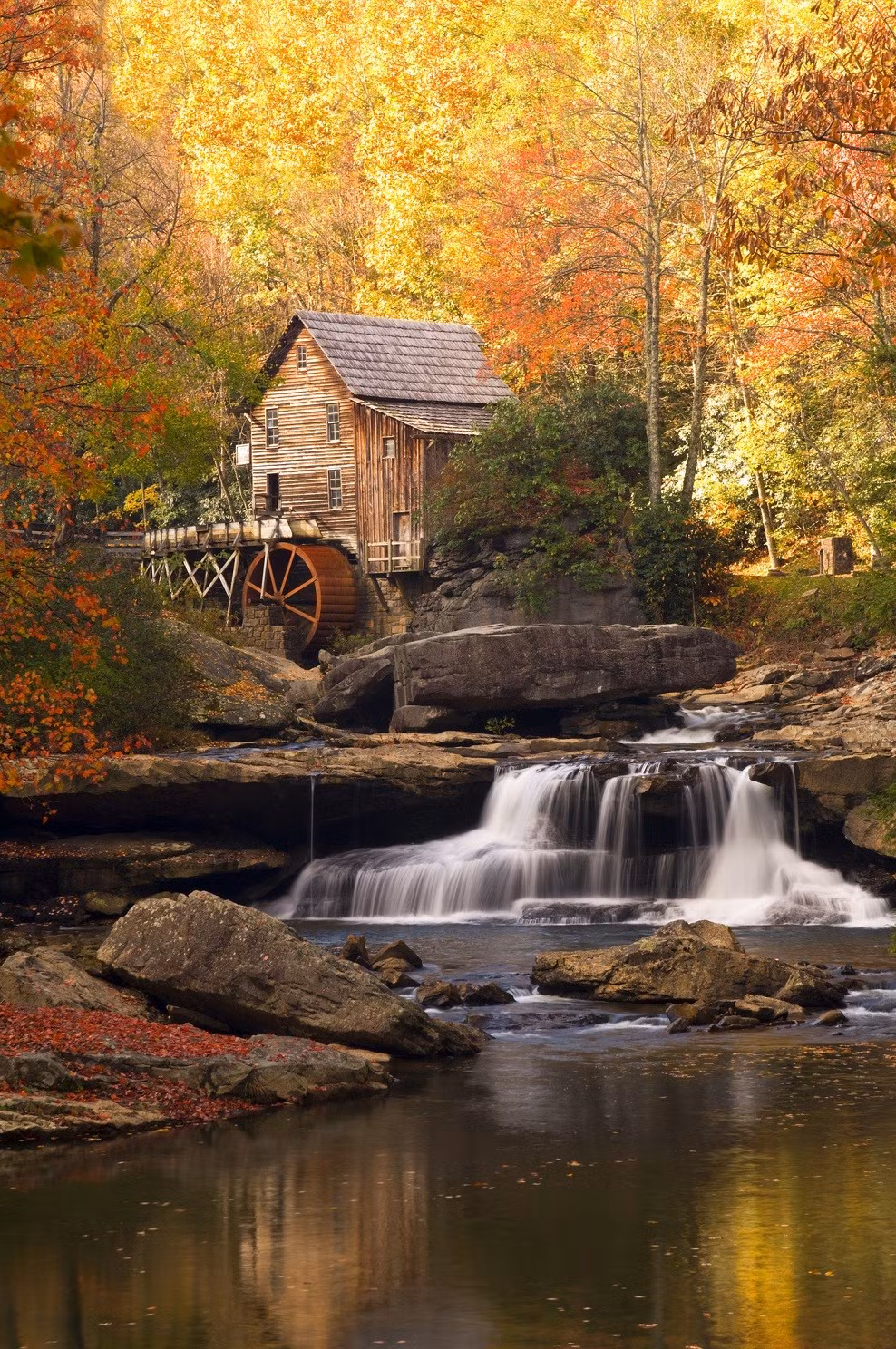 Mùa thu ở Glade Creek Mill, công viên Babcock, West Virginia, Mỹ.