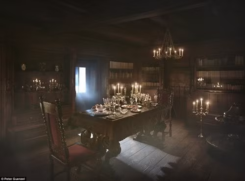 Người chủ trì toàn bộ sự kiện này là Dacre Stoker - chắt của nhà văn Bram Stoker. Khi du khách đến sẽ được chào đón họ bằng câu mà vị Bá tước khát máu đã nói trong tiểu thuyết: “Chào mừng bạn đến nhà của tôi. Hãy thoải mái bước vào, ra về một cách an toàn và để lại đây một chút niềm hạnh phúc mà bạn mang đến.”
