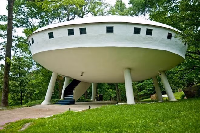 Spaceship house nằm ở Mỹ có hình dạng giống những con tàu vũ trụ trong những bộ phim khoa học viễn tưởng. Những chiếc cột đá lớn làm trụ cho ngôi nhà, thậm chí còn có cầu thang thả xuống từ phía thân thành lối ra vào duy nhất.