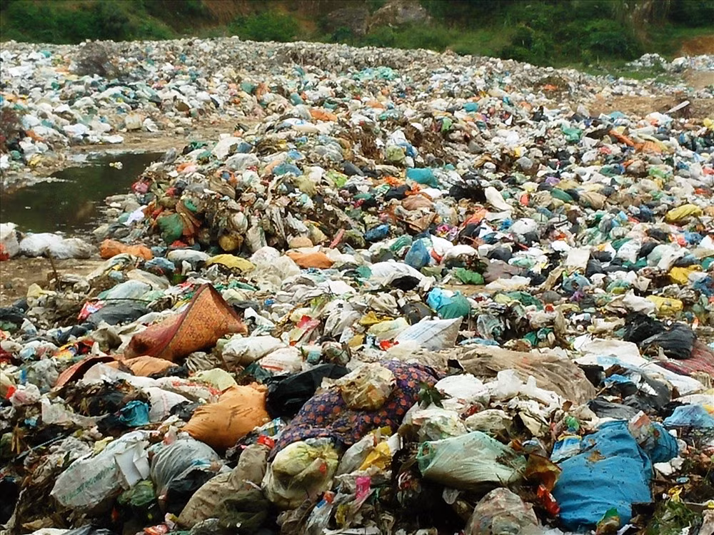 Sau khi rà soát, công an phát hiện ở một bãi rác cách hiện trường khoảng 8km có nhiều bất thường. Khi kiểm tra nơi này, công an xác định toàn bộ quần áo, khẩu trang, găng tay của tên cướp đã được phi tang tại đây bằng cách đốt bỏ. Việc làm này cho thấy tên cướp rất ranh ma, muốn xóa sạch mọi dấu vết có thể "lần ra" mình. Nhưng cũng từ dấu hiệu đó, công an nhận định tên cướp thông thạo địa bàn, chắc chắn là người đang cư trú ở địa phương. (Ảnh minh họa, nguồn internet) 