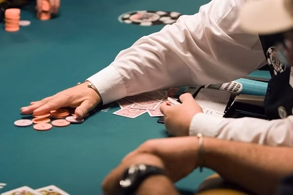 Ha Noi yeu cau ra soat hanh vi “lach” thue cua cac giai Poker