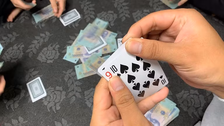 Với chứng cứ này, cuối cùng, tên Phú đã phải thú nhận: Do ham mê cờ bạc nên hắn nợ như chúa chổm, liên tục bị các chủ nợ đòi tiền nên đã ra tay giết hại người hàng xóm của mình để cướp tài sản. (Ảnh minh họa, nguồn internet)