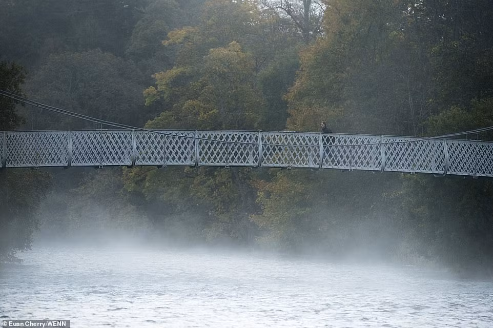 Tại Scotland, nhiệt độ dự kiến sẽ giảm từ tuần tới trong khi vùng Highland có thể sẽ có tuyết rơi. Mời độc giả xem thêm video: Những mùa thu đẹp nhất thế giới năm 2013 (Nguồn: VTC14)