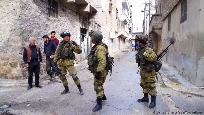 Tuy nhiên, 112 quân nhân Nga cũng tử nạn trong chiến dịch quân sự kéo dài suốt 3 năm qua tại Syria. “Tính đến thời điểm hiện tại, chúng tôi mất đi 112 quân nhân. Thiệt hại vật chất bao gồm 8 máy bay, 7 trực thăng, một hoặc hai xe bọc thép chở quân”, ông Viktor Bondarev phát biểu trước các phóng viên tại Moscow. Ảnh: DPA.