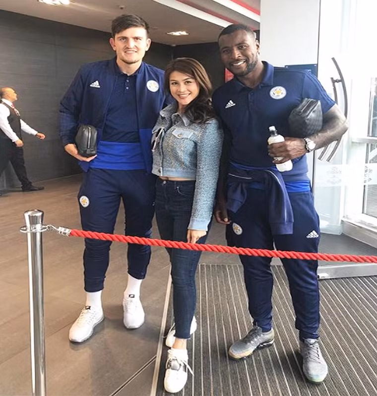 Nursara cười tươi khi đứng giữa cầu thủ Leicester City Harry Maguire (trái) và Wes Morgan. Ảnh: Daily Mail.