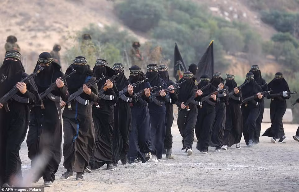 Kinh ngac “doi quan toc dai” pho dien suc manh tai Dai Gaza-Hinh-8