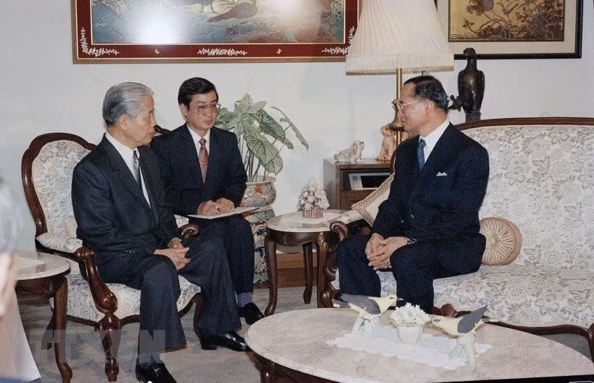 Nhà vua Thái Lan Bhumibol Adulyadej tiếp Tổng bí thư Đỗ Mười thăm Thái Lan, chiều 16/10/1993, tại thủ đô Bangkok. Ảnh: TTXVN.