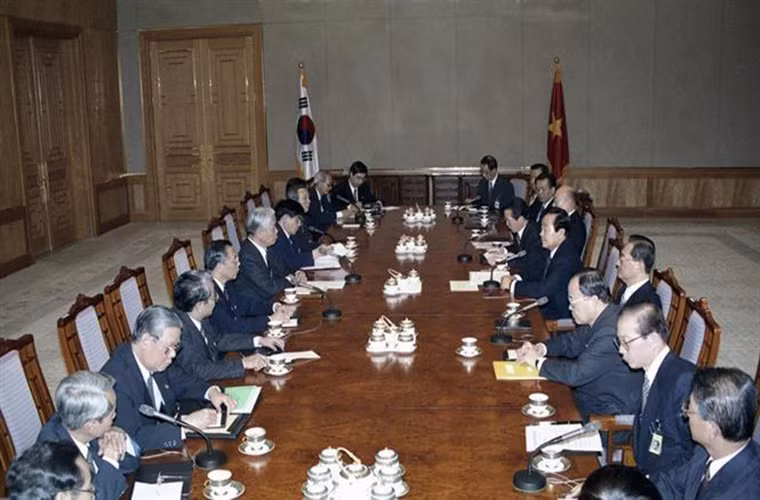 Tổng thống Hàn Quốc Kim Young-sam hội đàm với Tổng Bí thư Đỗ Mười tại thủ đô Seoul, Hàn Quốc, hồi tháng 4/1995. Ảnh: Xuân Lâm/TTXVN.