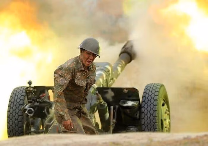 Đạn pháo của Azerbaijan đã nã trúng vào một trong những khu dân cư trên đất Iran, tuy rằng ít nhất hai ngôi nhà đã bị phá hủy nhưng rất may là không có báo cáo về thương vong.