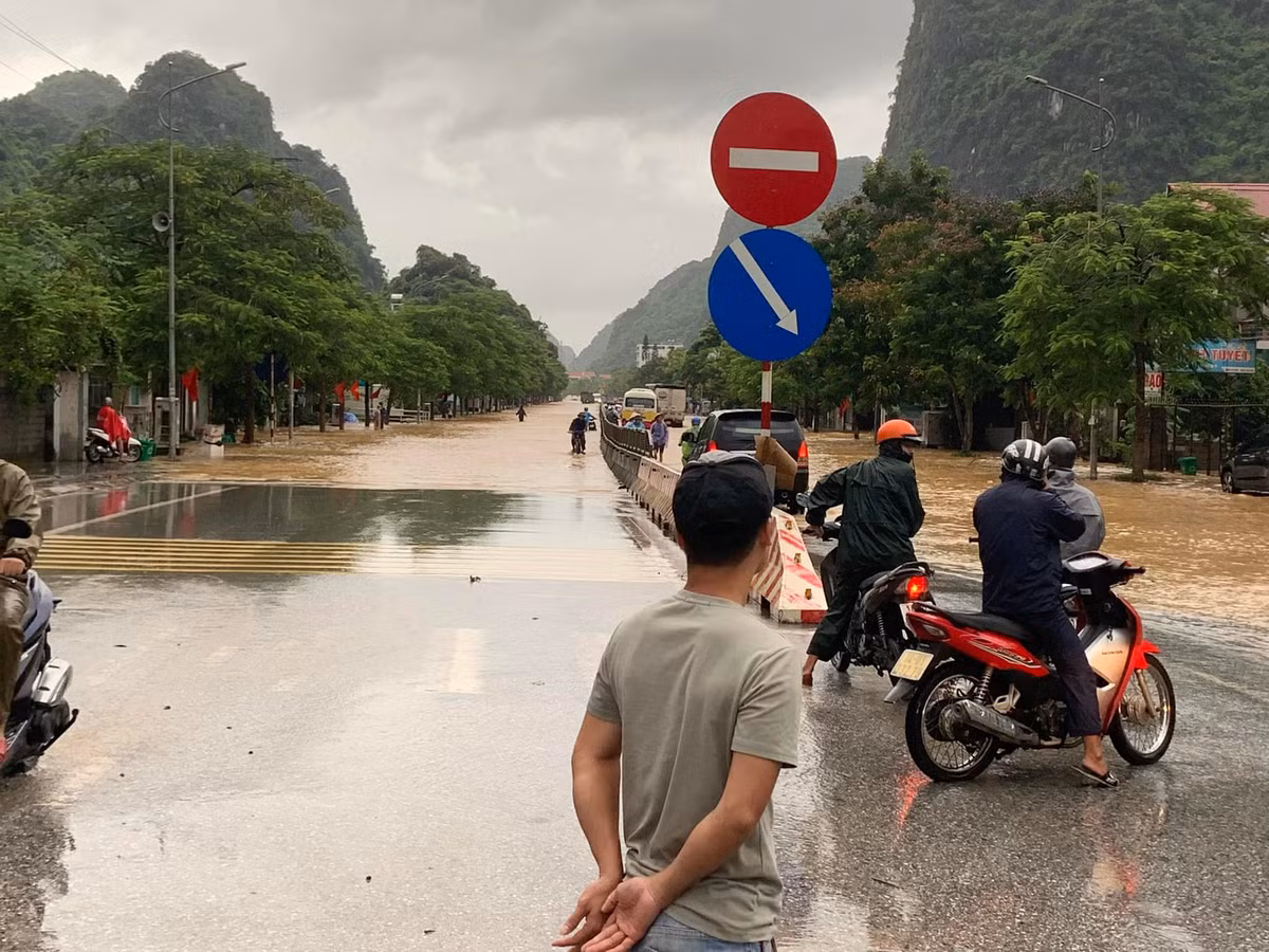 Quốc lộ 18 nối TP Cẩm và TP Hạ Long bị chia cắt.