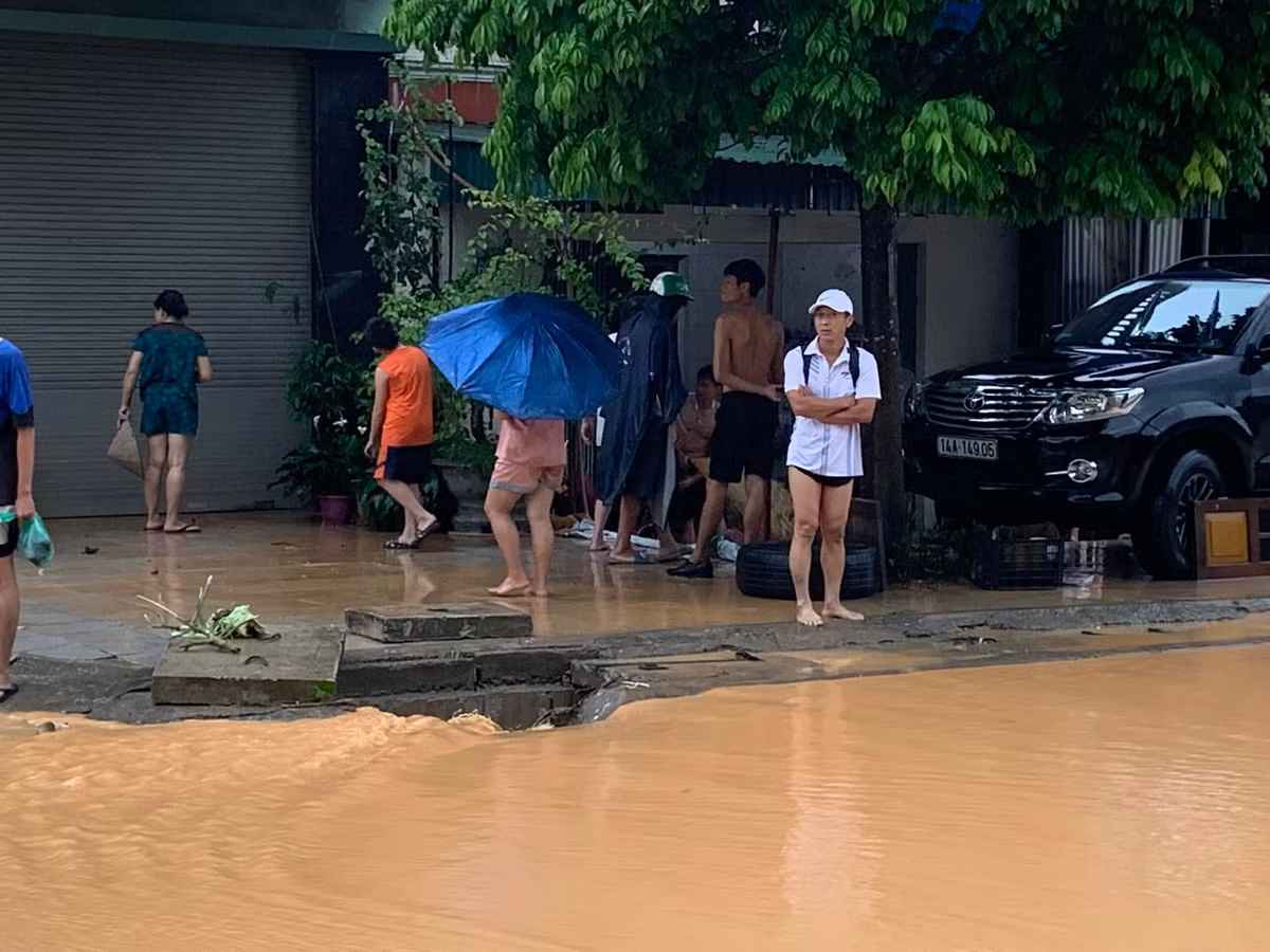 Nhiều người muộn giờ làm vì nước ngập sâu tại nhiều tuyến đường.