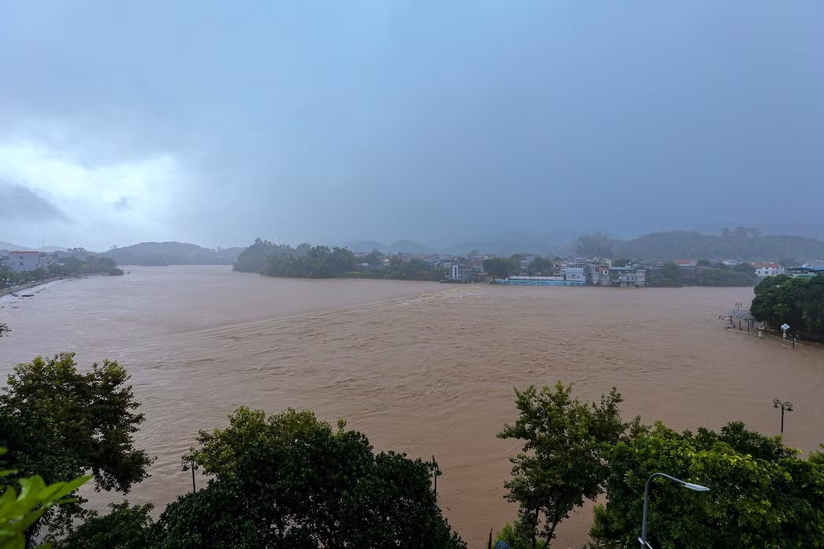 Diện rộng huyện Tiên Yên bị cô lập bởi mưa lớn và nước sông dâng cao.