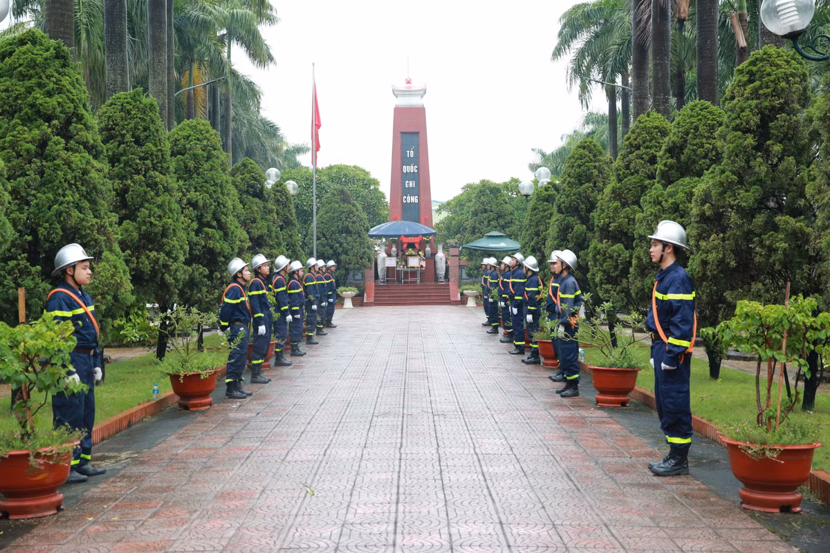 Trong không khí trang nghiêm, trầm mặc, uy nghi biểu tượng Tổ quốc ghi công giữa nghĩa trang Liệt sĩ Thành phố, lá cờ Tổ quốc treo trên cao và hàng nghìn lá cờ đỏ sao vàng trên mỗi phần mộ của những Liệt sĩ thế hệ ông, cha đang an nghỉ ở đây, hôm nay đón thêm các Anh hùng Liệt sỹ là những người lính cứu hỏa ở thời bình nằm xuống.